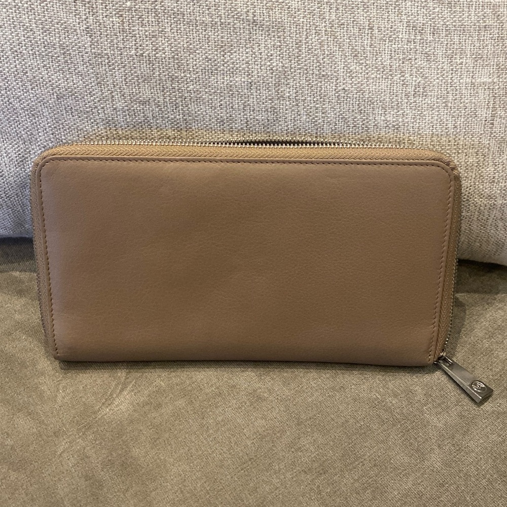 NWOT Large women’s Valentina wallet